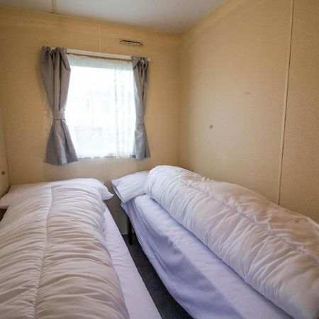 6 Berth Caravan For Hire At Manor Park Holiday Park In Norfolk Ref 23025T Hunstanton Bagian luar foto