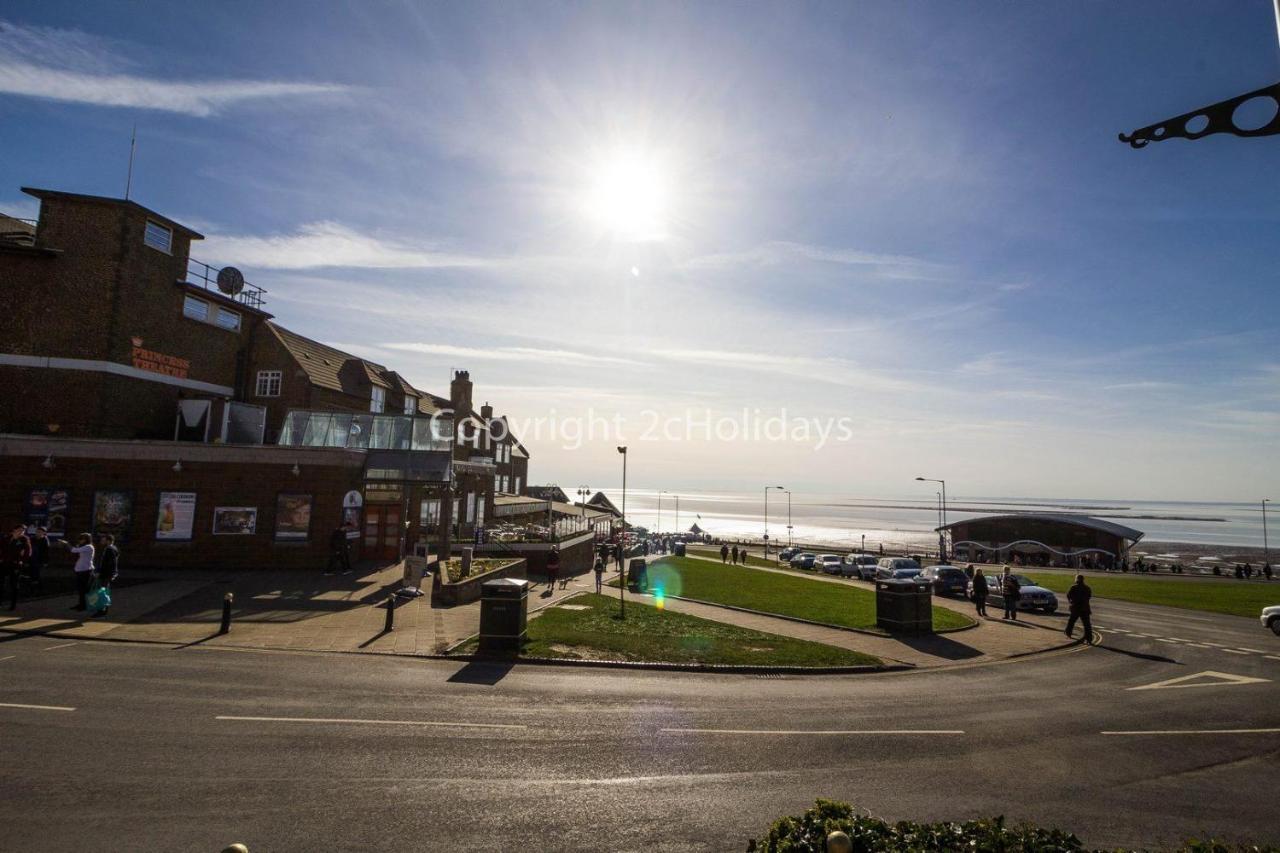 6 Berth Caravan For Hire At Manor Park Holiday Park In Norfolk Ref 23025T Hunstanton Bagian luar foto