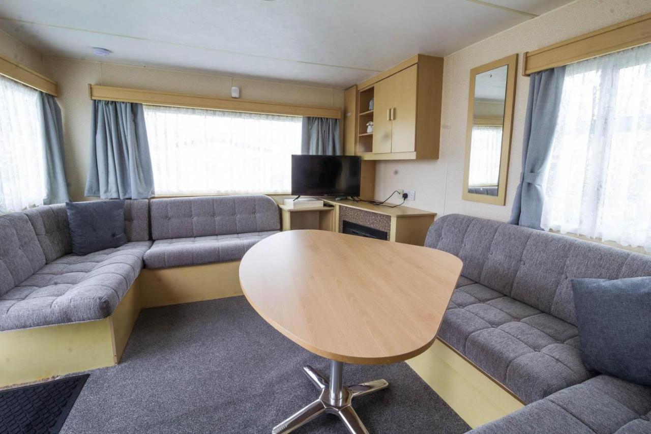 6 Berth Caravan For Hire At Manor Park Holiday Park In Norfolk Ref 23025T Hunstanton Bagian luar foto
