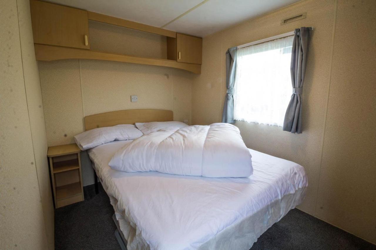 6 Berth Caravan For Hire At Manor Park Holiday Park In Norfolk Ref 23025T Hunstanton Bagian luar foto