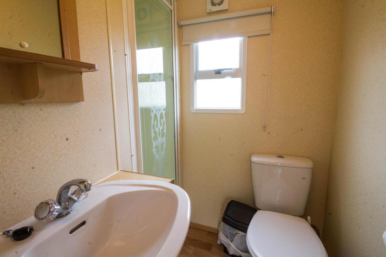 6 Berth Caravan For Hire At Manor Park Holiday Park In Norfolk Ref 23025T Hunstanton Bagian luar foto