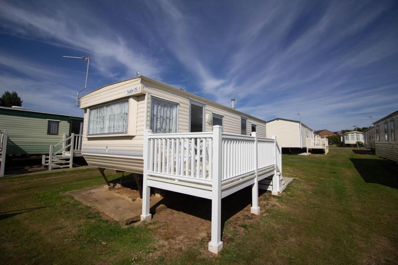 6 Berth Caravan For Hire At Manor Park Holiday Park In Norfolk Ref 23025T Hunstanton Bagian luar foto