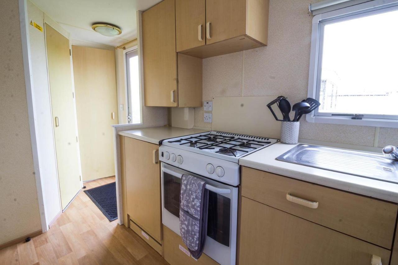 6 Berth Caravan For Hire At Manor Park Holiday Park In Norfolk Ref 23025T Hunstanton Bagian luar foto