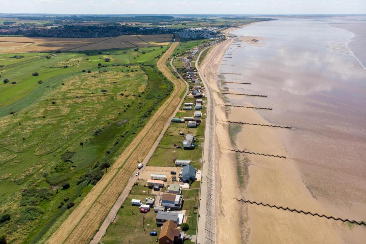 6 Berth Caravan For Hire At Manor Park Holiday Park In Norfolk Ref 23025T Hunstanton Bagian luar foto
